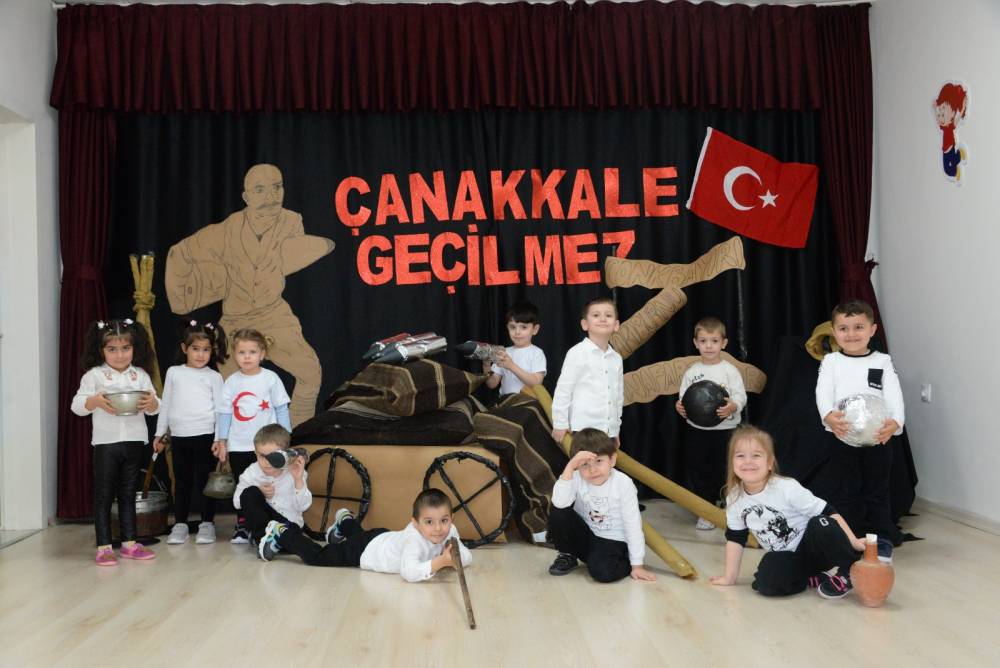 Minik Öğrencilerden 'Çanakkale Geçilmez' 2