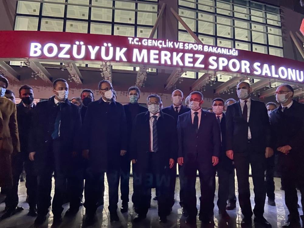 Bakan Kasapoğlu, Bozüyük Kapalı Spor Salonunda incelemelerde bulundu