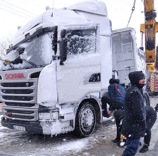 DEVRİLEN TIR TRAFİĞİ AKSATTI