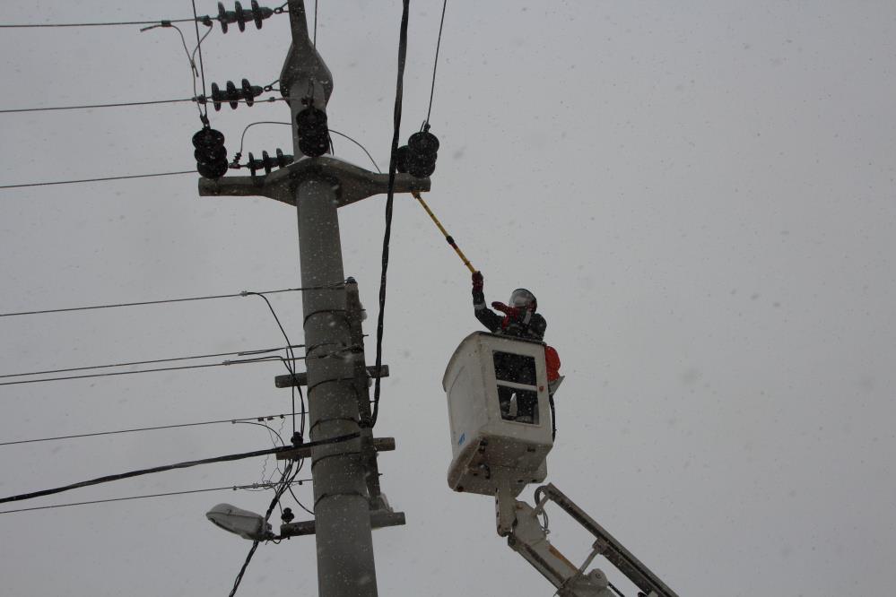 Elektrik arıza ekiplerinin zorlu mücadelesi