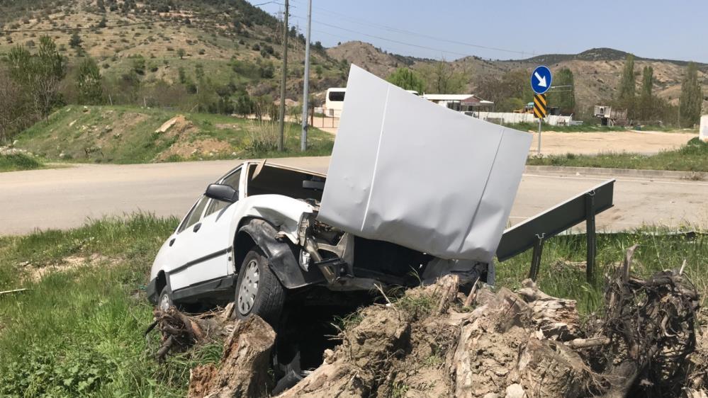 Yoldan çıkan otomobil son anda kütüklere çarparak durabildi