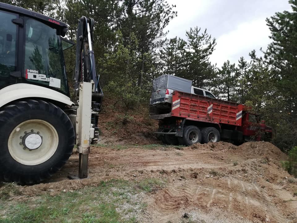 Kontrolden çıkan kamyon ağaçlara çarparak durabildi