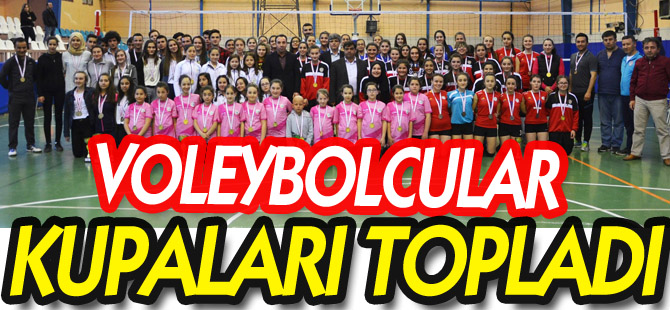 VOLEYBOLCULAR KUPALARI TOPLADI