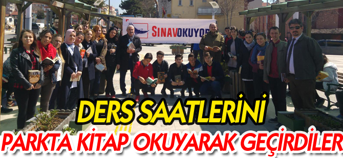 DERS SAATLERİNİ PARKTA KİTAP OKUYARAK GEÇİRDİLER