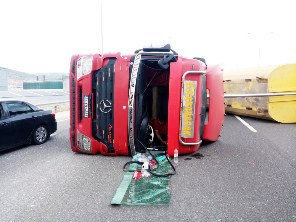 Çevre yolunda çekici devrildi; 1 yaralı