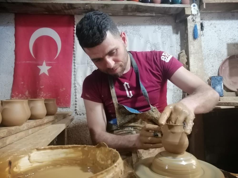 Suriye'den savaştan kaçarak geldiği Türkiye'de çömlek yarışmasında 1'inci oldu