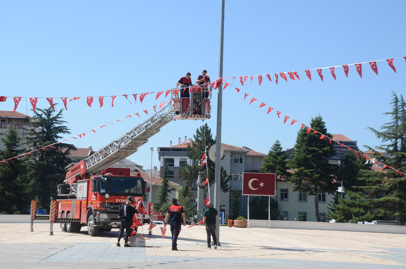 CUMHURİYET MEYDANI 15 TEMMUZ TÖRENLERİNE HAZIRLANIYOR