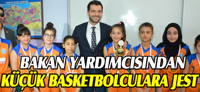 BAKAN YARDIMCISINDAN KÜÇÜK BASKETBOLCULARA JEST