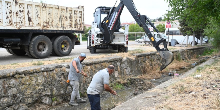 Açık Kanal Temizlik Çalışmaları Devam Ediyor