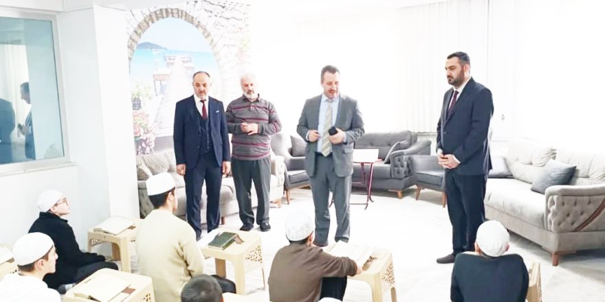 Müftü Dilek, Öğrencilere Hediyelerini Takdim Etti