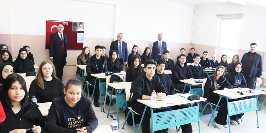 Kaymakam Öztürk Öğrencilerle Bir Araya Geldi