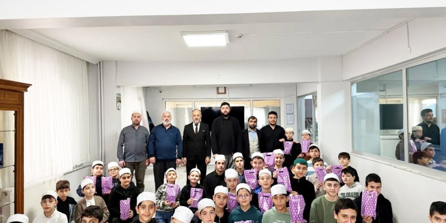 Hafızlar Günü’nde Öğrencilere Hediye Dağıtıldı
