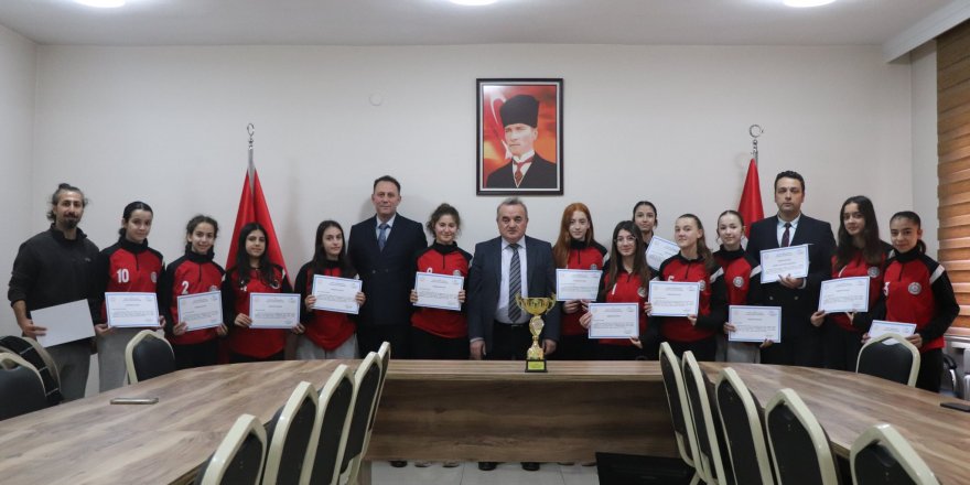 Kaymakam Öztürk Sporculara Ödüllerini Verdi