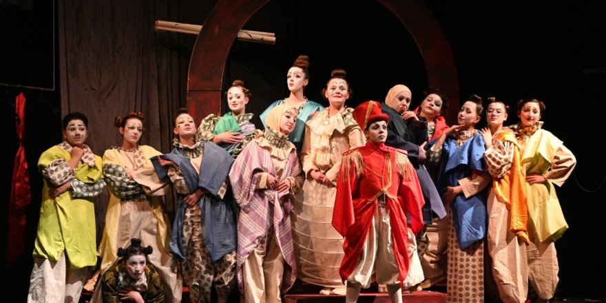 Bozüyük'te Gençlik Tiyatrosu Sahne Aldı