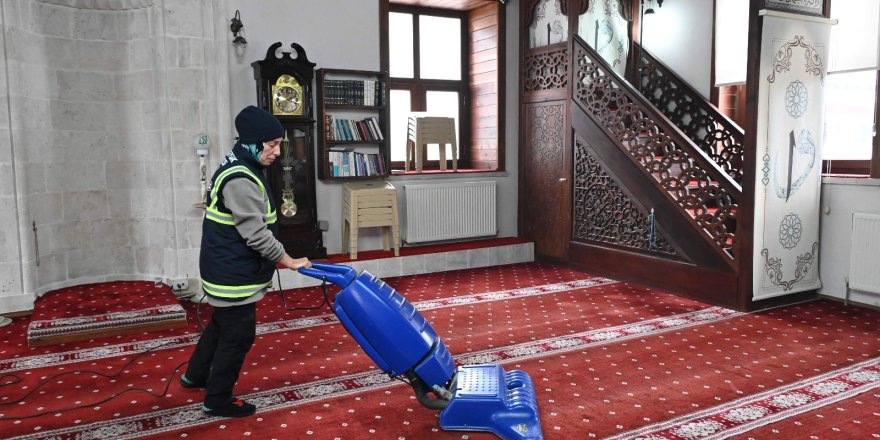 Camilerde Temizlik Çalışmaları