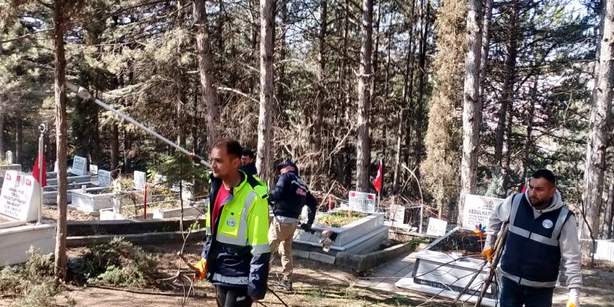 İlçe Mezarlığında Bayram Öncesi Temizlik