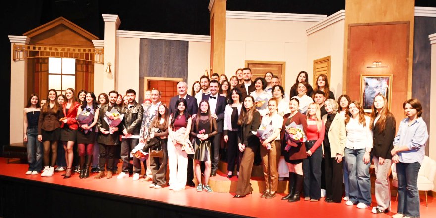 "Şahane Düğün" Tiyatroseverlerle Buluştu