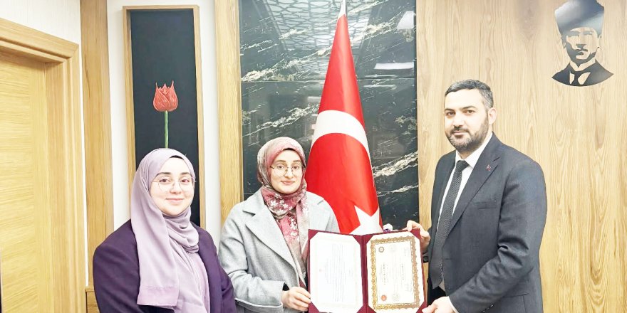Müftü Arpacı'dan Kuran Kursu Öğrencisine Başarı Belgesi
