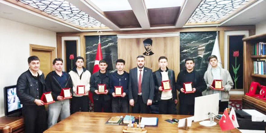 Müftü Arpacı'dan Öğrencilere Plaket Takdimi