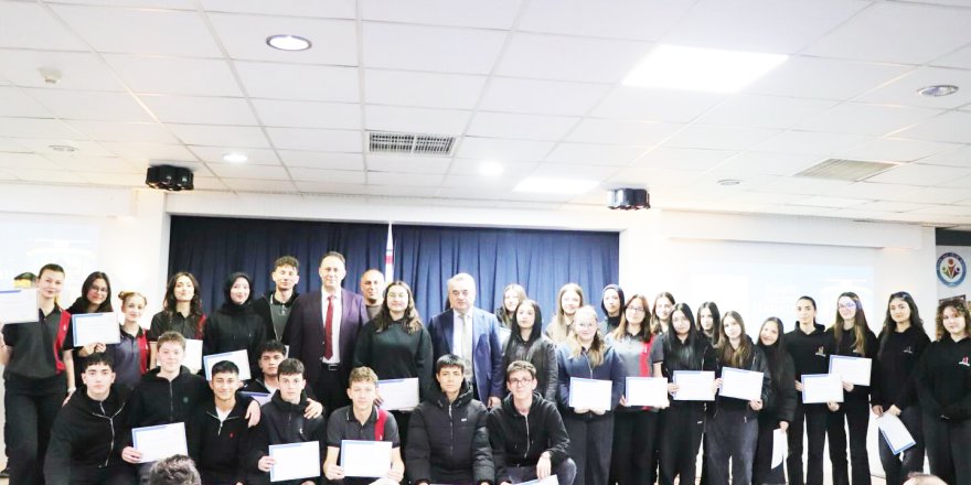 Kaymakam Öztürk Öğrencilere Hediyelerini Takdim Etti