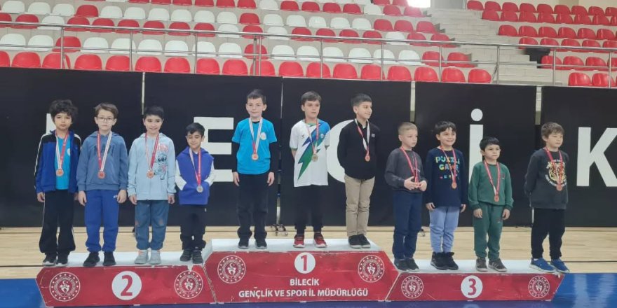 Bozüyüklü Sporcular Satranç Turnuvasına Katıldı