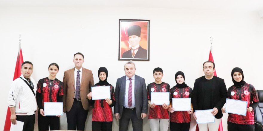 Kaymakam Öztürk'ten Sporculara Başarı Belgesi