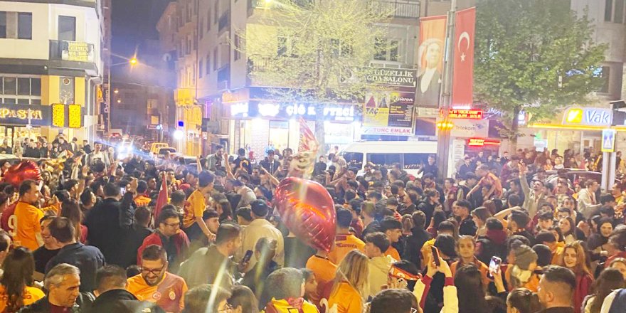 Galatasaraylı taraftarlar kutlama yaptı