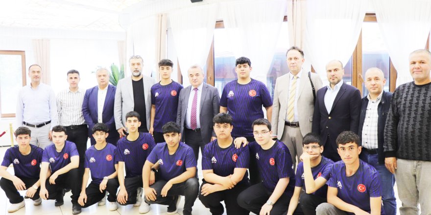 Kaymakam Öztürk, Başarılı Öğrencileri Tebrik Etti