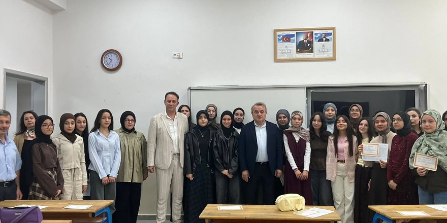 Kaymakam Öztürk Öğrencilere Karnelerini Verdi