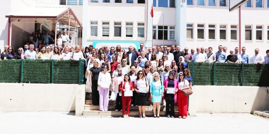 Öğretmenlere Başarı Belgesi Verildi