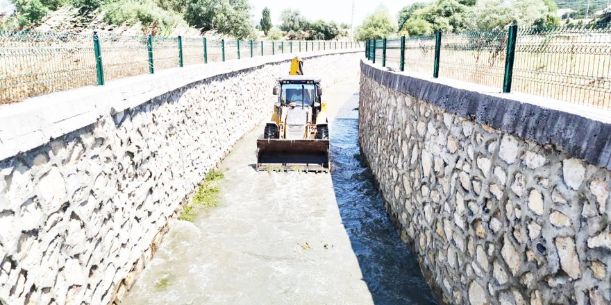Açık kanallarda temizlik çalışmaları 