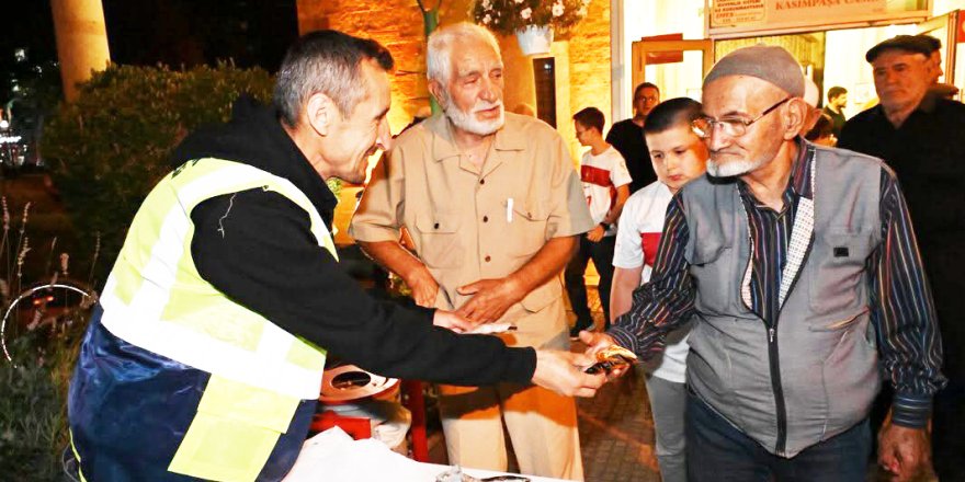 Bozüyük'te Vatandaşlara Kandil İkramı