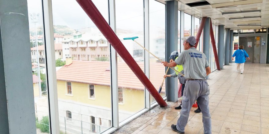 Üst Geçitte Temizlik Çalışmaları