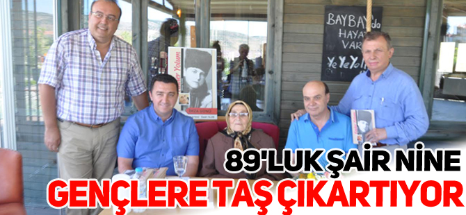 89'LUK ŞAİR NİNE GENÇLERE TAŞ ÇIKARTIYOR