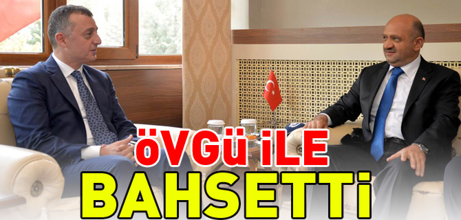 ÖVGÜ İLE BAHSETTİ