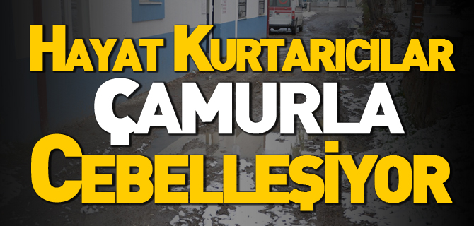 HAYAT KURTARICILAR ÇAMURLA CEBELLEŞİYOR