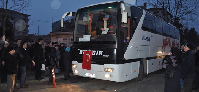 UMRE YOLCULARI KUTSAL TOPRAKLARA UĞURLANDI