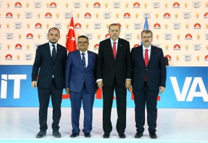 AK PARTİ ADAYLARI REİS’İN YANINDA