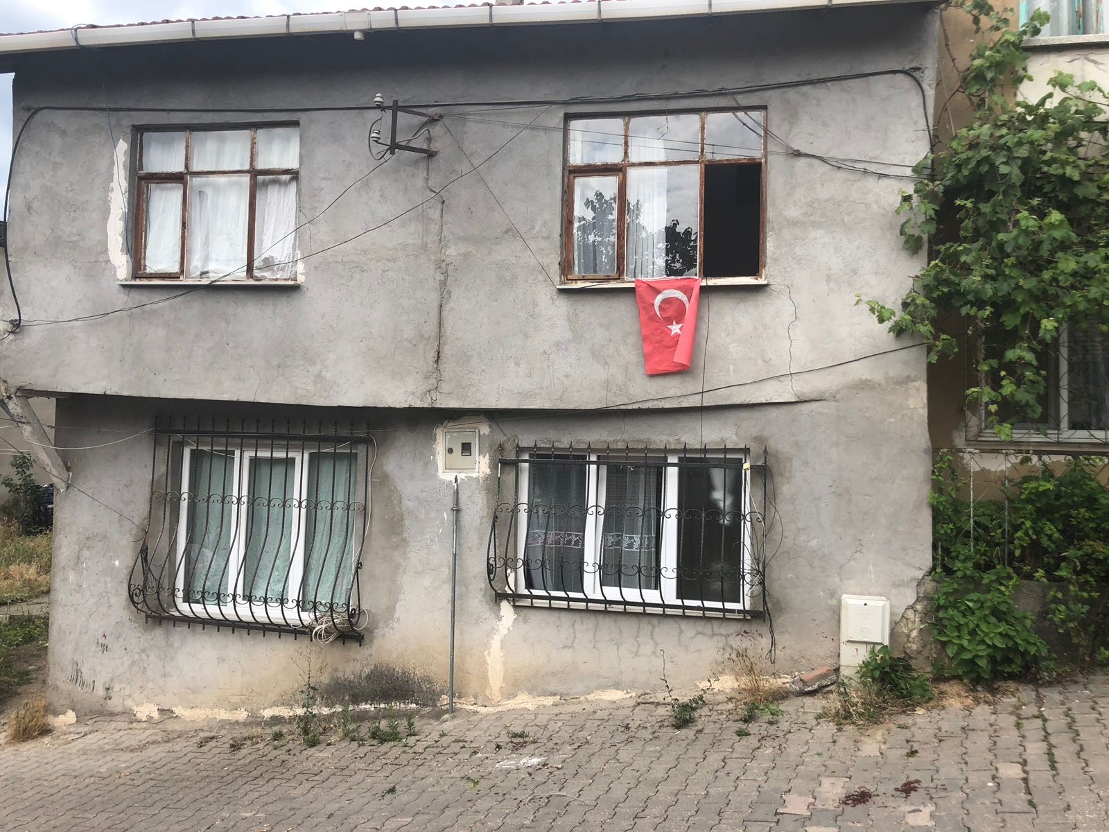 İKİNCİ KATTAN DÜŞTÜ