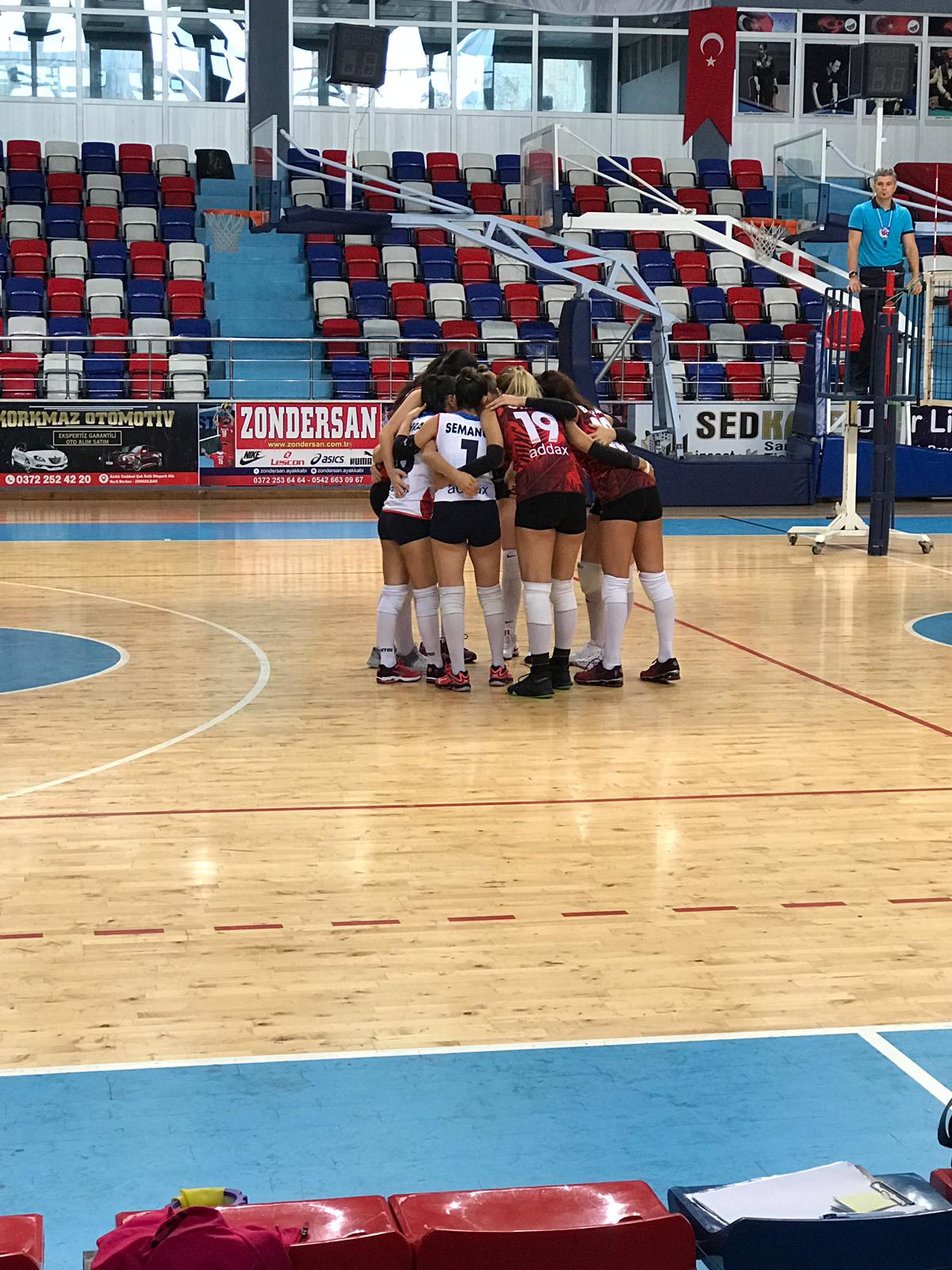 İDMANYURDU SPOR BAYAN VOLEYBOL TAKIMI LİDERLİĞİNİ SÜRDÜRÜYOR