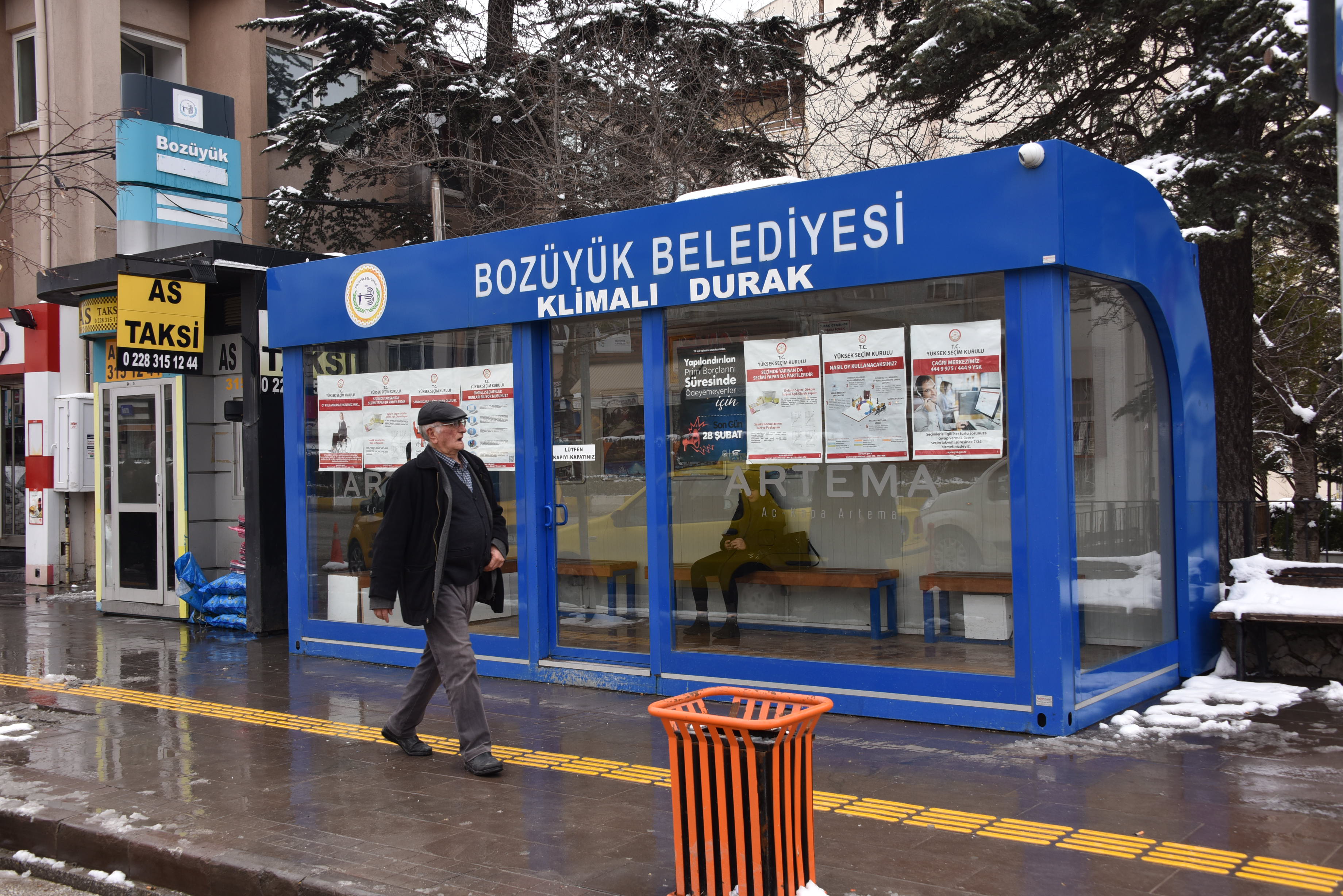 BOZÜYÜK KENDİ YAZARLARINI OKUYOR