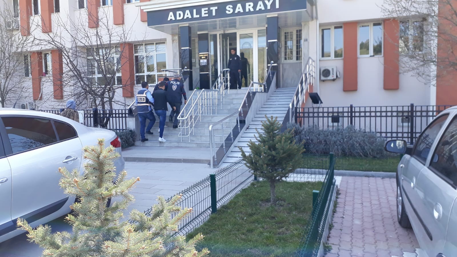 AKÜ HIRSIZLARI YAKALANDI