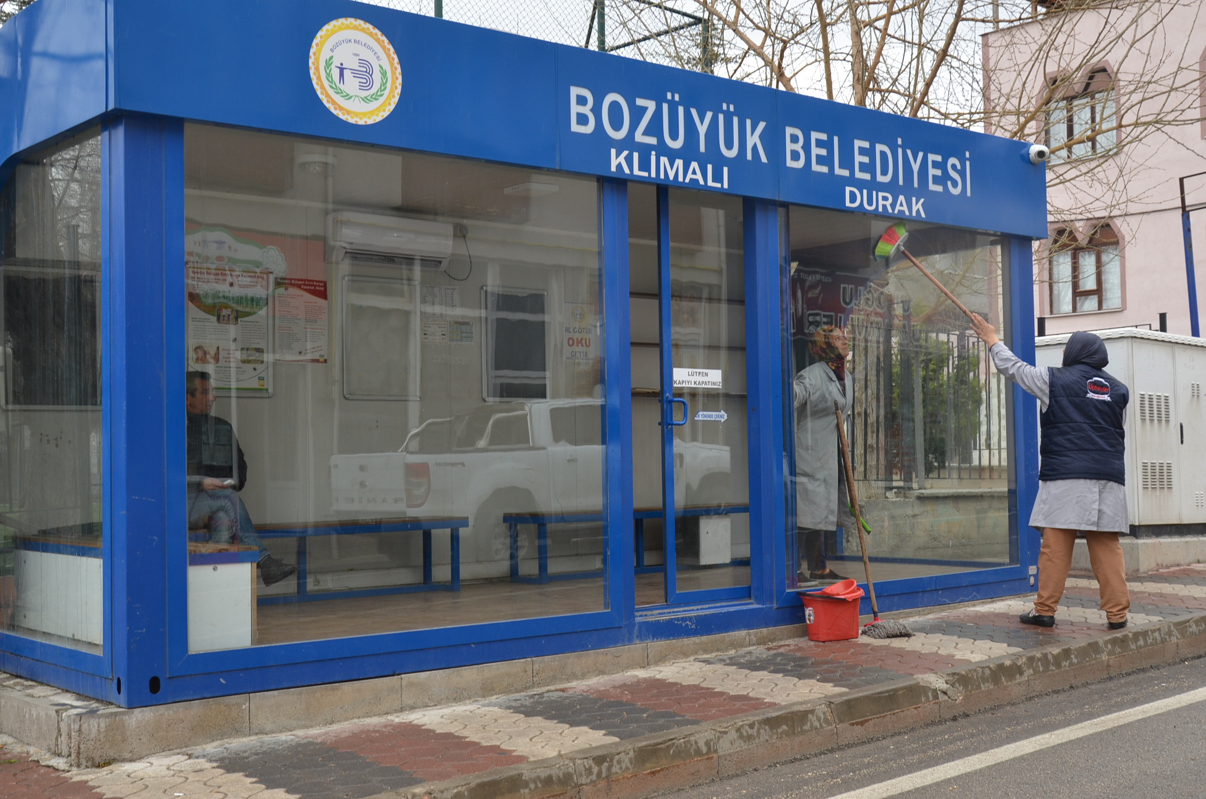 BOZÜYÜK’TE DURAKLAR TEMİZLENDİ