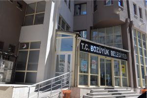 BOZÜYÜK BELEDİYESİ'NİN TABELASI DEĞİŞTİ