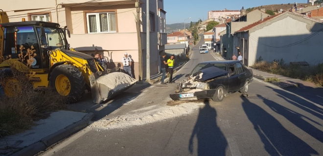 KEPÇE İLE OTOMOBİL ÇARPIŞTI
