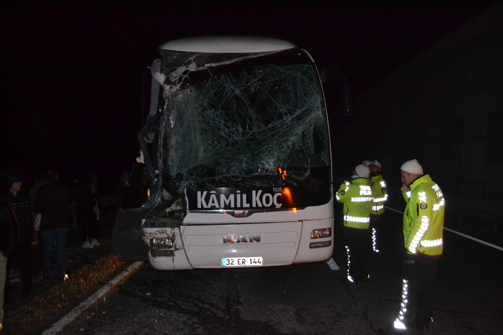 YOLCU OTOBÜSÜ KAMYONA ÇARPTI 2'Sİ AĞIR 6 YARALI