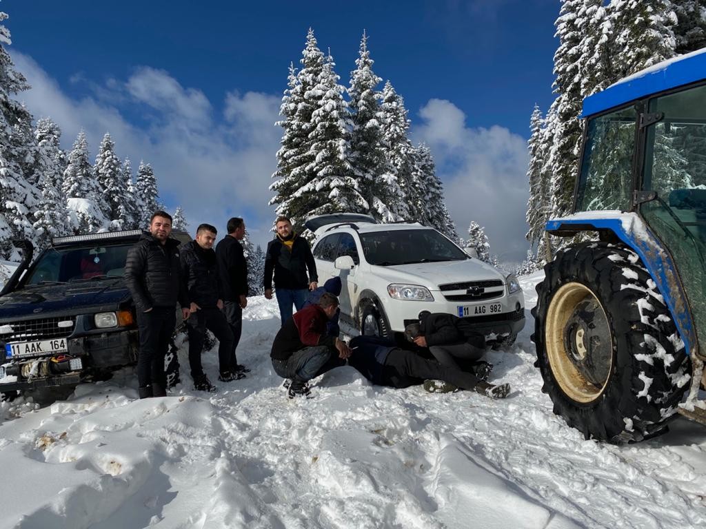 KARDA MAHSUR KALAN GENÇLERİ OFF ROADÇULAR KURTARDI