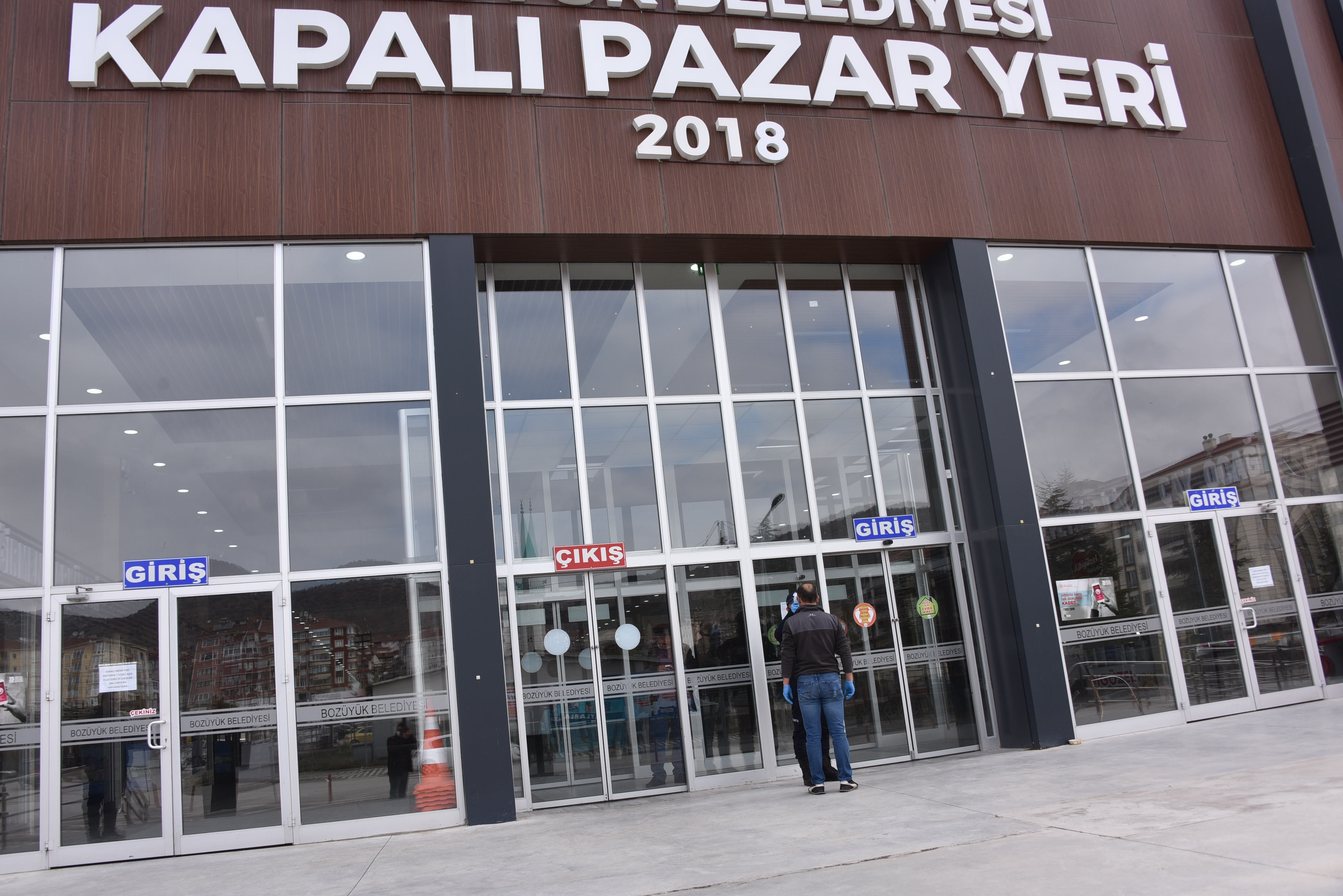 PAZARA GELEN HERKESİN ATEŞİ ÖLÇÜLDÜ