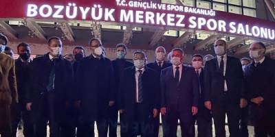 Bakan Kasapoğlu, Bozüyük Kapalı Spor Salonunda incelemelerde bulundu