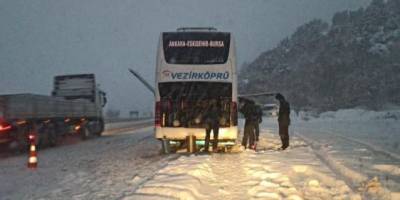 Yolda mahsur kalan yolcuların yardımına koştular